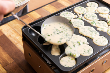 タコ焼きを作る手元　Japan	