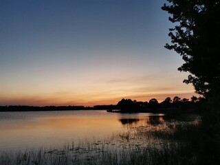 Foto de lago en el atardecer