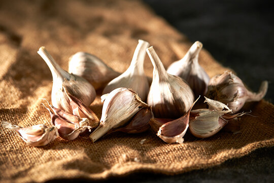Whole garlic , healthy food ingredient