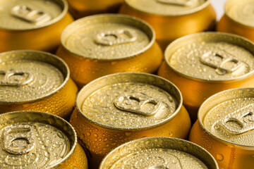 氷で冷えた缶ビール　beer