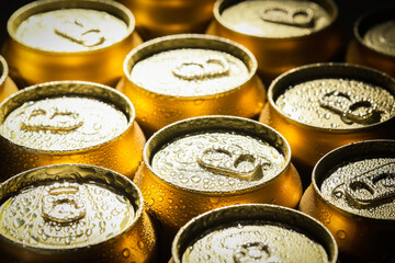 氷で冷えた缶ビール　beer