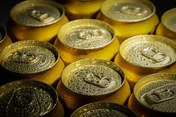 氷で冷えた缶ビール　beer