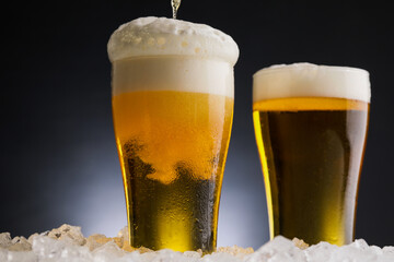 黒背景に映える生ビール　beer