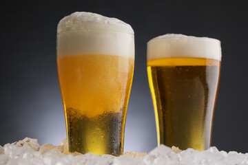 黒背景に映える生ビール　beer