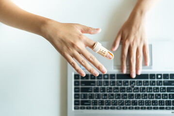 Plastic finger splint on a broken fingers support to relieve pain - obrazy, fototapety, plakaty