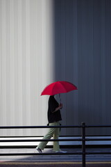 赤い傘の女性