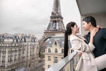 Fototapeta na wymiar Couple tourists in front of the Eiffel tower, Paris.