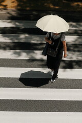 横断歩道を渡る女性