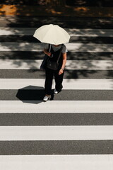 横断歩道を渡る女性