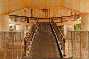 Obraz premium 陸橋したの歩道橋