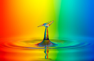 Wassertropfen-Kollision mit Regenbogenfarben