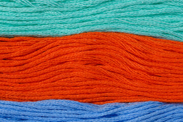 Kolor zielony, czerwony i niebieski ułożony z nici bawełnianych sznurków 