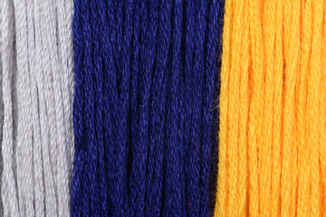 Trzy pionowe pasma kolorów niebieski żółty i szary