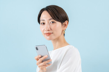 Naklejka premium スマホを持つ女性