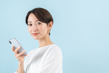 Fototapeta premium スマホを持つ女性