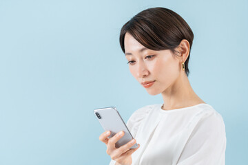 Fototapeta premium スマホを持つ女性