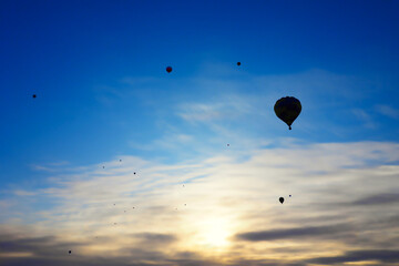朝焼け空に浮かぶたくさんの熱気球