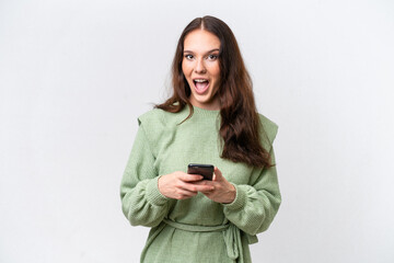 Naklejka premium Young caucasian woman isolated on white background surprised and sending a message