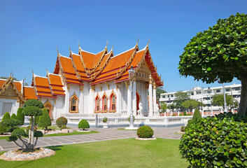 Obraz premium Stunning Ordination Hall of Wat Benchamabophit Dusitvanaram or The Marble Temple in Dusit District, Bangkok, Thailand