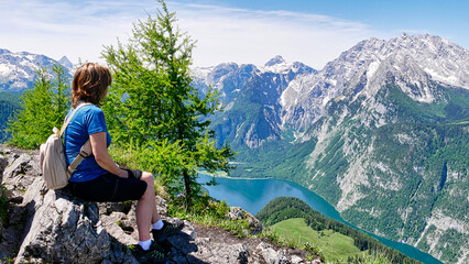 Naklejka premium Wanderin am Jennner Gipfel mit Blick auf den Königsee und Watzmann 