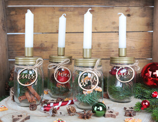 Adventskranz: 4 Kerzen in Gläsern zum Befüllen mit den Zahlen: 1, 2, 3 und 4
