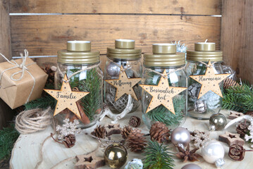 Weihnachten Dekoration: Adventskranz mit Gläsern zum Befüllen und Teelichtern