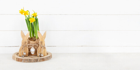 Osterkarte: Ostern Dekoration mit Hasen und Blumen auf weißem Holz Hintergrund