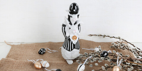 Ostern Dekoration: schwarz weiße Osterhasen Figur mit Baby und Ostereier