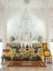 Crédence de cuisine en verre imprimé Monument historique White marble statue in Huay Pla Kang Buddhist Temple in Chiang Rai, Thailand