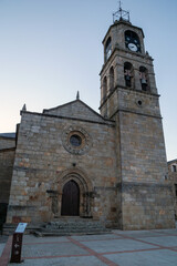 Fototapeta na wymiar Iglesia de Santa María del Azogue (siglos XII-XIII), a primera hora de la mañana. Puebla de Sanabria, Zamora, España.