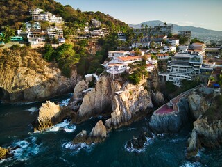 Naklejka premium Aerial view of a vibrant cityscape perched atop La Quebrada cliffs, Acapulco, Mexico