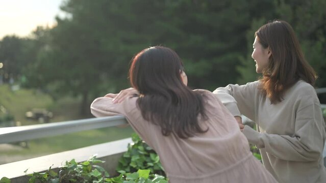 公園のテラスでのんびりとした時間を過ごす女性たち