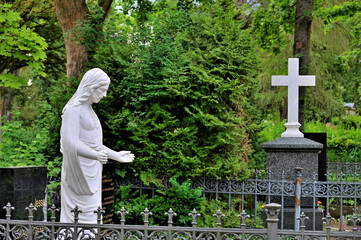 Grabmal mit Engelsstatue und Kreuz