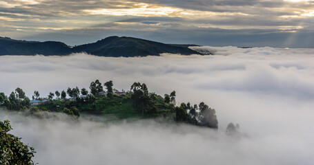Morgennebel in den Bergen am Bunyonyi See, Distrikt Kabale, Uganda, Afrika