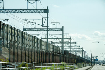 新幹線の線路と沿線の道路