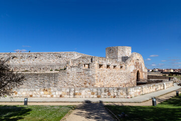 Fototapeta premium Puente levadizo y foso del castillo de Zamora. Castilla y León, España.