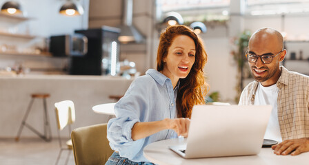 Business woman having a lunch meeting with her client in a cafe