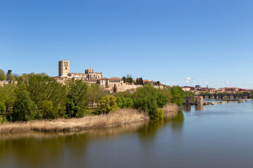 Fototapeta na wymiar Vista panorámica de la catedral, muralla y castillo de Zamora. Castilla y León, España.