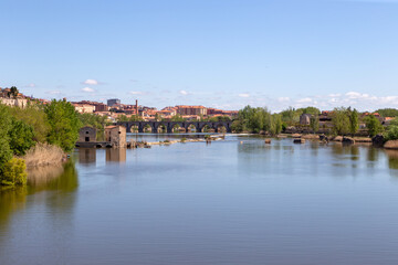 Fototapeta na wymiar Panorámica de Zamora con el río Duero como gran protagonista. Se pueden distinguir los molinos de agua y el Puente de Piedra. Castilla y León, España.