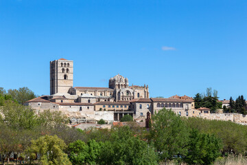 Fototapeta na wymiar Vista panorámica de la catedral, muralla y castillo de Zamora. Castilla y León, España.