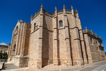 Fototapeta na wymiar Catedral de Zamora en la fachada de la Puerta del Obispo. Castilla y León, España.