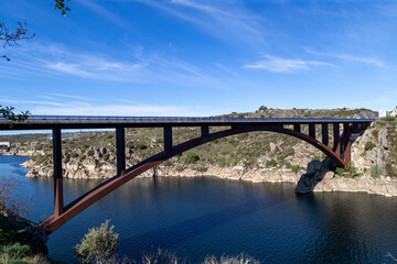 Fototapeta na wymiar Puente de arco de Ricobayo. Zamora, Castilla y León, España.