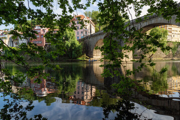 Fototapeta na wymiar Vista del puente São Gonçalo (siglo XVIII), sobre el río Tâmega en la ciudad de Amarante. Oporto, Portugal.