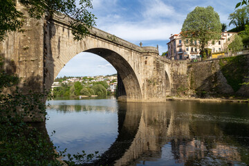 Fototapeta na wymiar Puente de São Gonçalo (siglo XVIII), sobre el río Tâmega en la encantadora ciudad portuguesa de Amarante. Porto, Portugal.