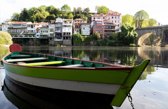 Una colorida barca amarrada en la orilla del r&iacute;o T&acirc;mega. Amarante, Portugal.