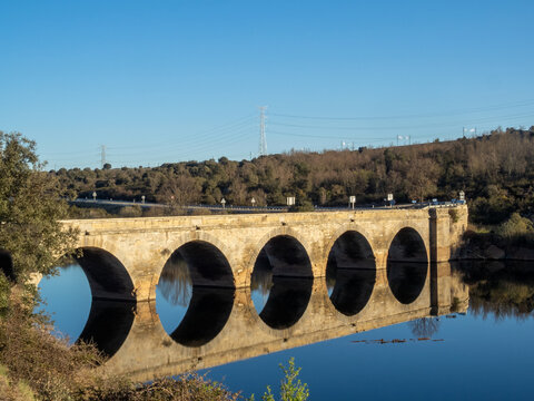 Puente de arcos sobre el r&iacute;o Tera en el fondo del embalse de Agavanzal. Es del siglo XIX. Rionegro del Puente, Zamora, Espa&ntilde;a.