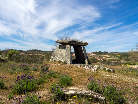 Anta de Zedes (3.000 a.C.). Monumento megal&iacute;tico funerario. Carrazeda de Ansi&atilde;es, Braganza, Portugal