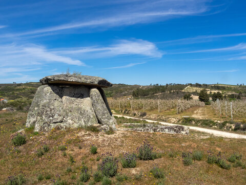 Anta de Zedes (3.000 a.C.). Monumento megal&iacute;tico funerario. Carrazeda de Ansi&atilde;es, Braganza, Portugal