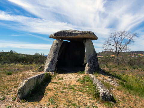 Anta de Zedes (3.000 a.C.). Monumento megal&iacute;tico funerario. Carrazeda de Ansi&atilde;es, Braganza, Portugal