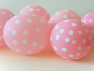 Balony różowe w białe kropki na jasnym tle © Marlena